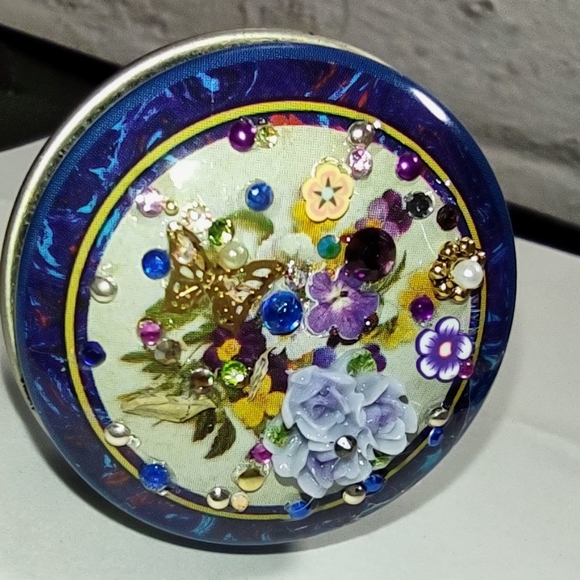 Pill Case Container Round Tin - Picture 3 of 15